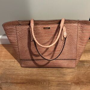 Light pink, great for work or pleasure.Great condition, no markings or stains.